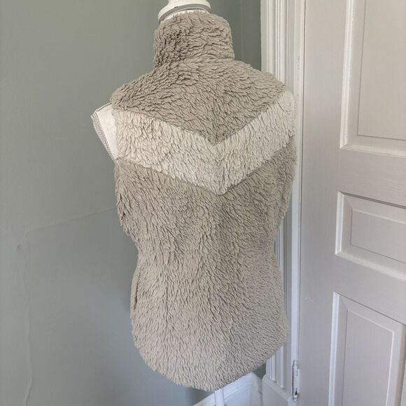 Patagonia Womens Vest Medium Furry Fleece Full Zip Fur Tan Gray Outdoor - Picture 2 of 4